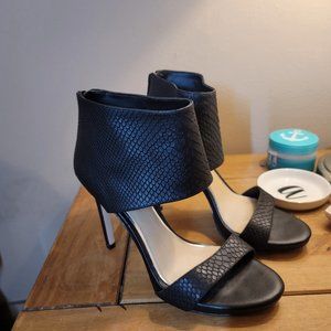 Gianni Bini Black Textured 4 Inch Heels in size 8